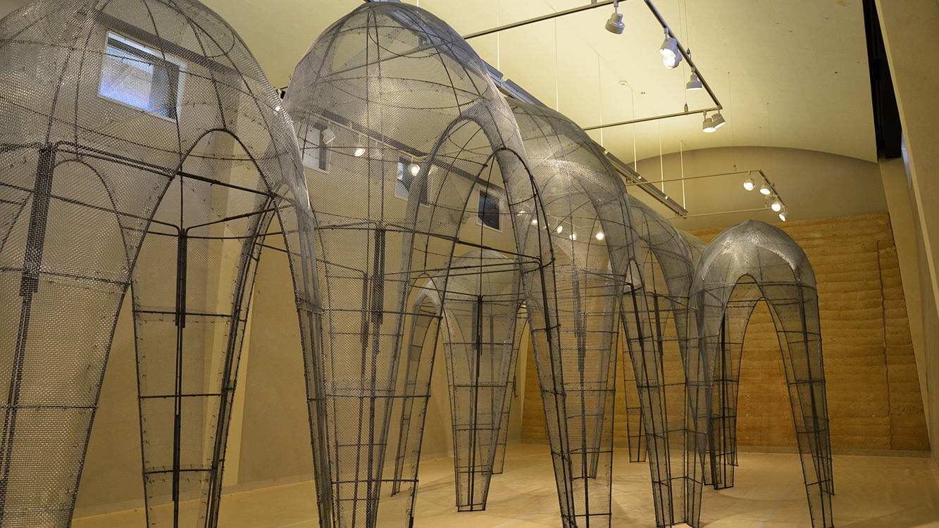 曲げた金網を下地とし、
左官の手仕事によって土を盛り付けながら曲面を形成。構造と造形を同時に立ち上げています。