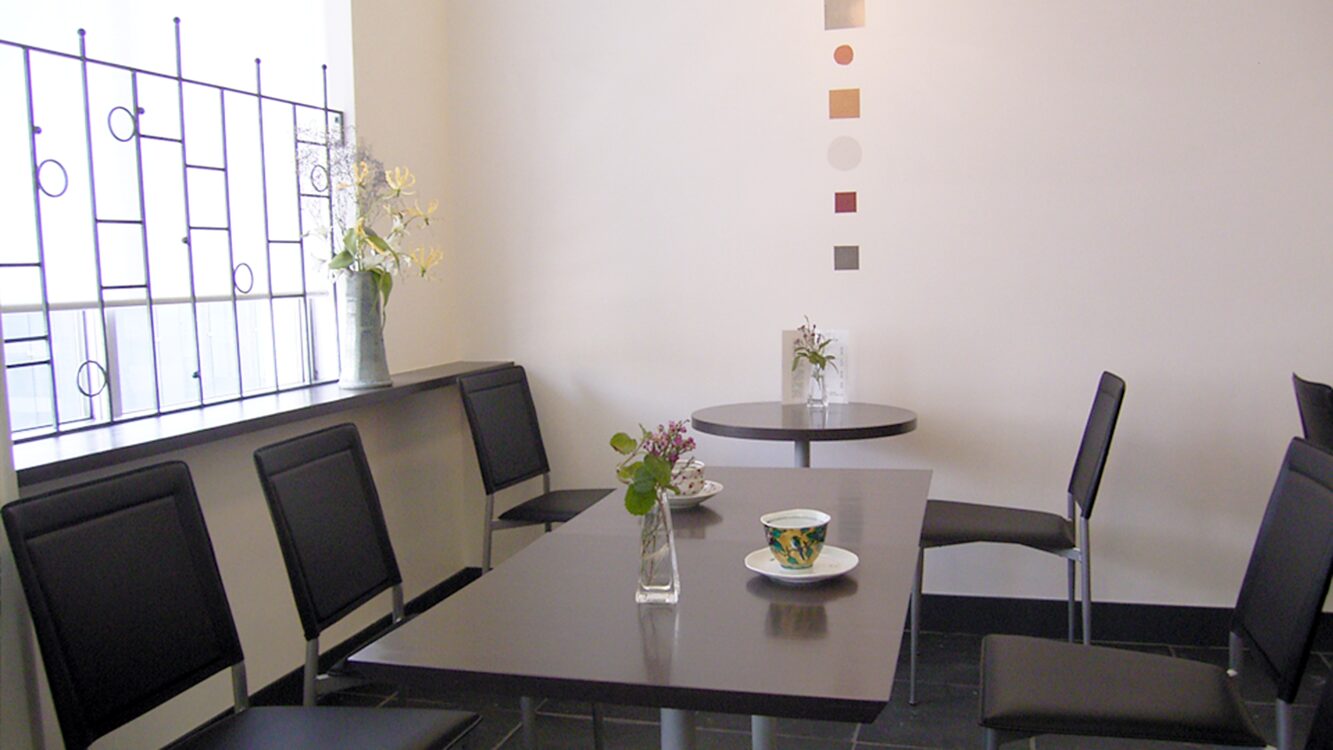 希少な職人技による“色土のしっくい磨き”。自然素材が持つ深い色味と質感を引き出した意匠です。