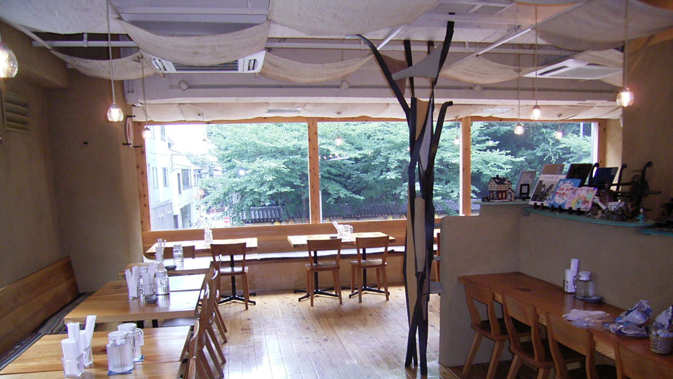 中央から天井へ伸びる土と鉄の造作。
レストランの象徴として「ブドウの木」をモチーフにし、素朴な自然素材の調和を体現。