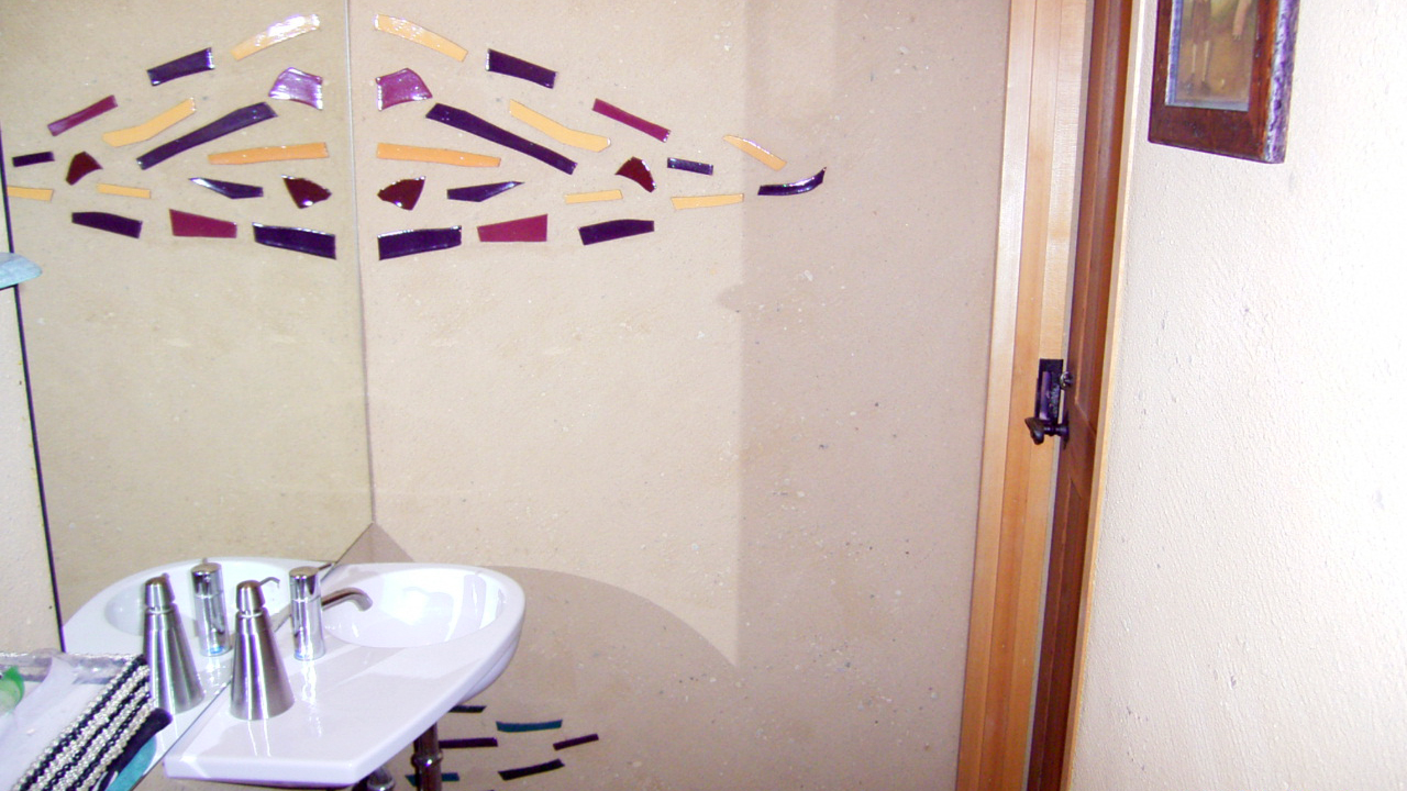 トイレの壁には手作りタイルを埋め込み、遊び心のあるアクセントに。
さりげない仕掛けが、空間体験を豊かにしてくれる。