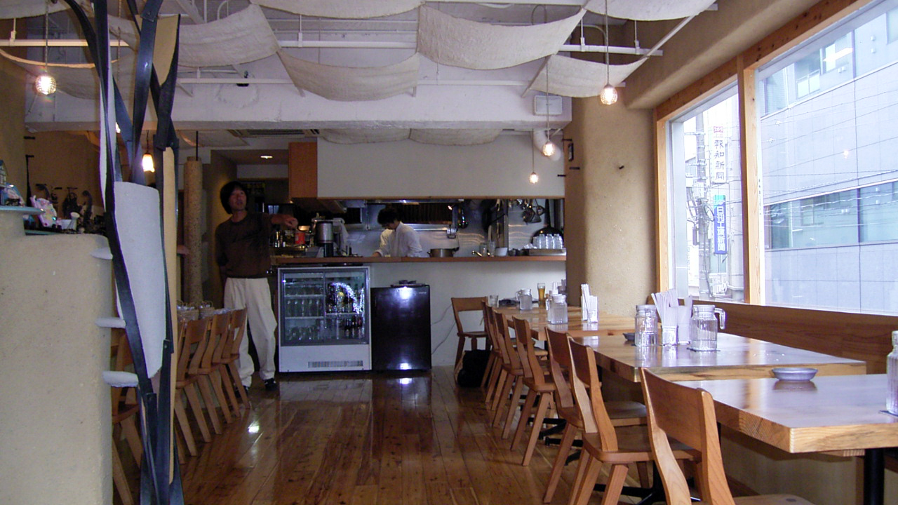 土・漆喰・木を多用した、やさしくリラックスできるインテリア。
訪れる人が“ほっとできる”雰囲気を大切に設計。