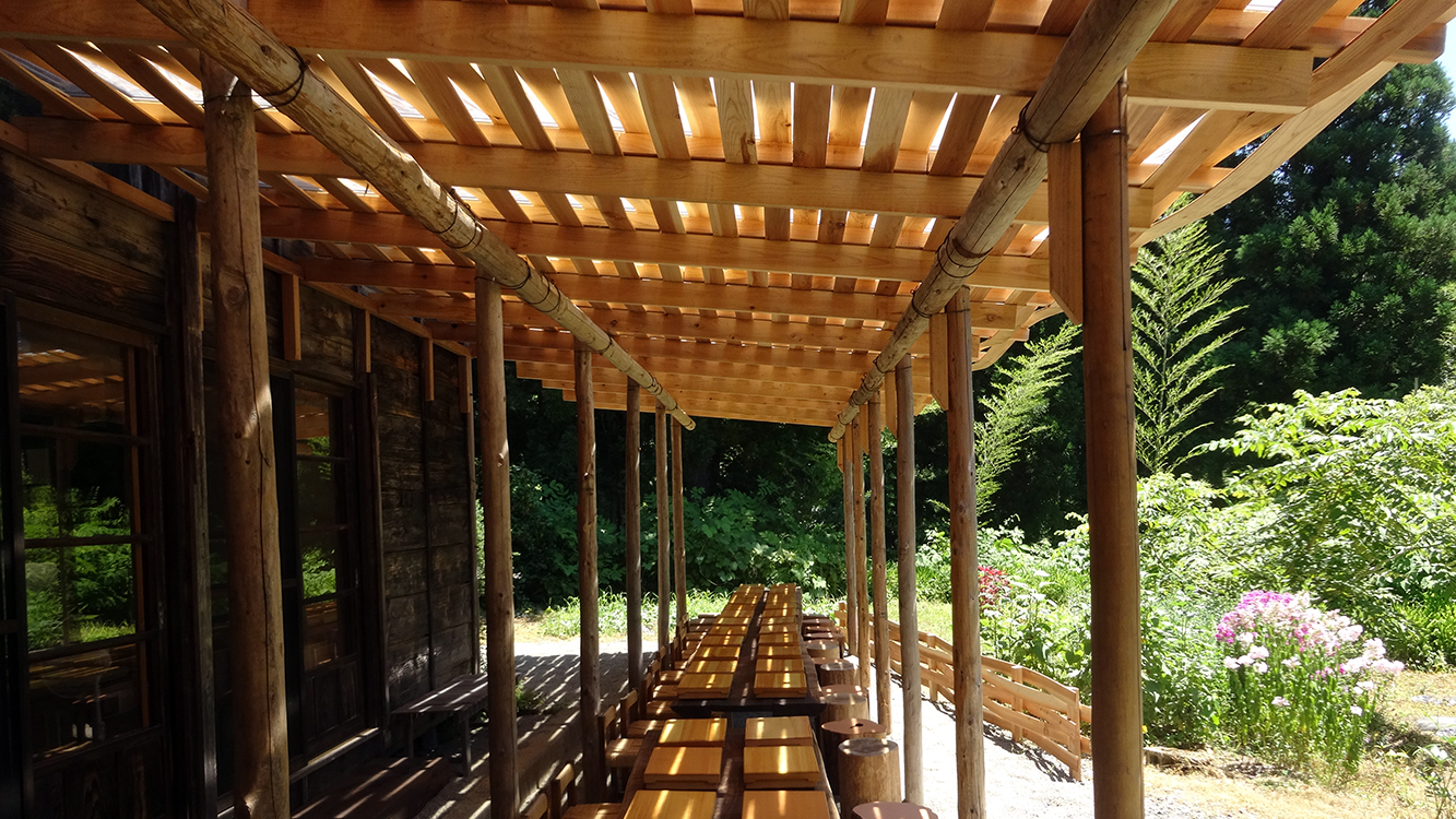 屋根から光がこぼれる仕上げ。夏のイベントに合わせ、涼しさと開放感を生む空間に。